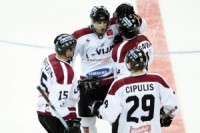 Latvijas hokejisti pārliecinoši uzvar Austriju un saglabā vietu augstākajā divīzijā