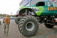 Labākās Eiropas monster truck automašīnas LIDO atpūtas centrā