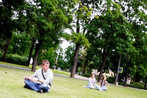 Rīgas dome neļaus pilsētniekiem sēdēt zālienā