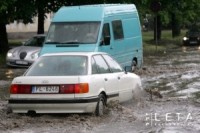 Lietus dēļ traucēta transporta kustība vairākās Rīgas vietās
