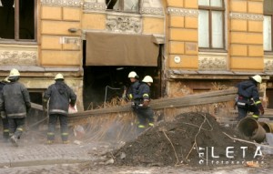 Rīgā, Vīlandes ielā, remontdarbu laikā iebrūk griestu pārsegums un, iespējams, cieš cilvēks