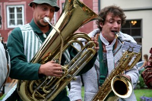 Līvu laukumā uzstājās franču ielu muzikantu trupa „Musica Brass”