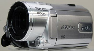 JVC gatavo jaunu videokameru – hibrīdu
