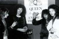 "Queen" ģitārists pēc trīsdesmit gadiem pabeidz doktora disertāciju fizikā