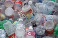 Pensionārs uzceļ māju no plastmasas pudelēm