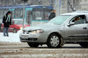 Rīgas pašvaldība aicina autovadītājus uzlikt ziemas riepas