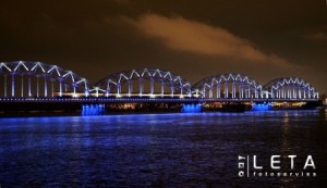 Rīdzinieki jau var novērtēt izgaismoto Dzelzceļa tiltu pār Daugavu