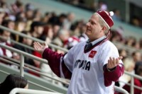 Latvijas hokeja izlase sīvā cīņā piekāpjas Zviedrijai