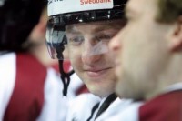 Latvijas hokeja izlase spēlē pret Kanādu laukumā izies retro formās