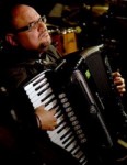 Brazīlijas džeza akordeonists Chico Chagas saraksta dziesmu latviešu bērniem