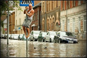 FOTO: Spēcīgais lietus rada plūdus Rīgā