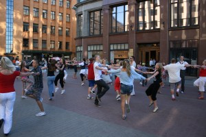 Rīga svētkos saņēmusi pārsteiguma dāvanu – pasaulē pirmo "flashmob dance" tautas deju