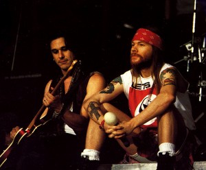 Ierakstu kompānijas iesūdz grupu "Guns N' Roses" par dziesmu kopēšanu