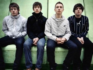 “Arctic Monkeys” izplatīs singlu 'Cornerstone' tikai Oxfam veikalos