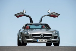 Mercedes-Benz SLS AMG atzīts par labāko luksuss sporta auto un saņem balvu “Zelta stūre 2009”