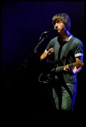 Alekss Tērners no “Arctic Monkeys” koncertā nospēlē divas jaunas dziesmas