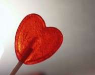 Pētījums: Valentīndienā 55 % eiropiešu mīļotā sirdi iekaro ar svētku vakariņām