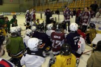 Rīgas „Dinamo” hokejisti jaunajai paaudzei māca hokeju un stāsta par pilnvērtīgu uzturu