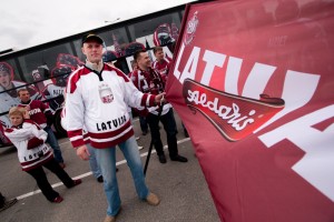 Foto: Latvijas vīriešu hokeja izlases fani dodas uz pasaules čempionātu hokejā Manheimā
