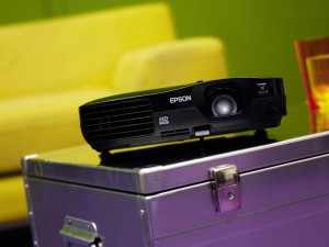 EPSON šedevrs videospēļu cienītājiem un sporta līdzjutējiem – projektors EH-TW450