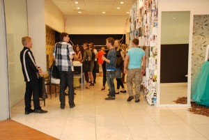 Aicina apmeklēt Latvijas Mākslas akadēmijas modes skatei „Perons" veltīto „Show room" mākslas telpu „Dominā"