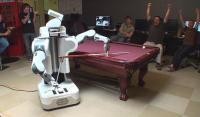 Radīts robots, kurš spēlē biljardu