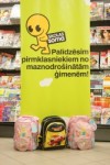 Rimi veikalos visā Latvijā atklāj akcijas "Skolas soma" skolas lietu ziedošanas punktus
