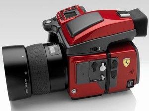 Sakrustojot Hasselblad un Ferrari, rodas H4D Ferrari Limited Edition