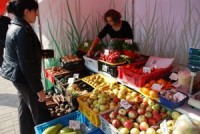 Lauku labumu tirdziņā pie t/c Spice nopērkami Latvijas āboli, dzērvenes, kabači un ķirbji