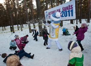 Pirmo Pikošanās čempionātu Latvijā apmeklē vairāki simti cilvēku