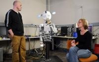 Robotam iemāca atpazīt cilvēka žestus un mīmiku