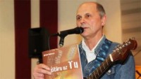 Adrians Kukuvass saraksta ģitārspēles grāmatu