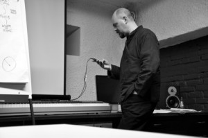 Eksperimentālās mūzikas pamatlicējs Mūzikas akadēmijai dāvina analogo skaņas aparatūru