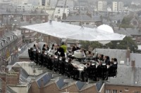 Rīgā sāk darboties gaisa restorāns Dinner in the Sky