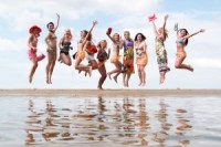 Cosmo Bikini Bash piedalījies rekordliels skaits meiteņu ar somiņām
