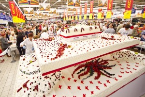 Latvijā uzstādīts jauns rekords - „Maxima" izcepusi vairāk nekā tonnu smagu torti