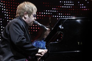 Eltons Džons atgriezās Rīgā ar satriecošu koncertu 10300 skatītāju priekšā