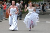 Skrējienā kāzu kleitās piedalās arī vīrieši