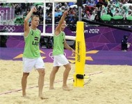 Pļaviņš/Šmēdiņš iekļūst pludmales volejbola olimpiskā turnīra pusfinālā