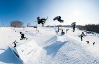 Emīls Ozoliņš uzvar Igaunijas atklātajā čempionātā frīstaila slēpošanā