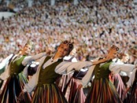 Rīgas pilsētvidē atklātas Dziesmu un deju svētku “dzīvās” infografikas