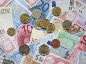 Eiro ieviešanas atbalsts pusgada laikā pieaug par 10%