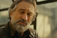 Roberts De Niro atgriežas mafijas aprindās filmā “Ģimene”