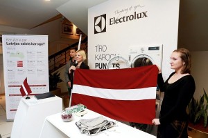 Vecrīgā atvērts Tīro karogu punkts Latvijas valsts karogu sakopšanai