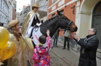 Foto: Laimes zirgs izstaigā Rīgas centru