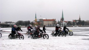 Skijoringa karnevāls uz Daugavas ledus un ziemošanās Esplanādē