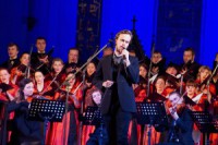 Foto: Pīters Broderiks sniedz atmosfērisku koncertu Rīgas Domā