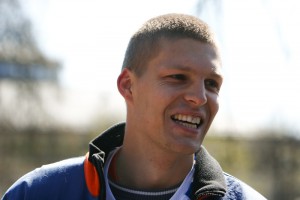 1.maija stafetes skrējiens Rīgā pulcē vairāk nekā 1600 dalībnieku