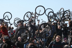 Velobrauciens pretī pavasarim - Kritiskā masa