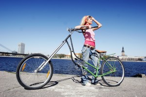 Andrejsalas Garāžās tapuši vairāki desmiti oriģinālu braucamrīku